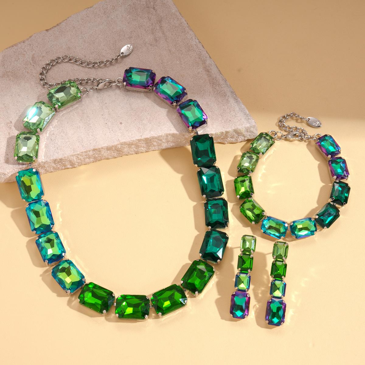 Three-piece set of diamond-encrusted geometric square splicing sweater chain court style retro necklace
Three-piece set of diamond-encrusted geometric square splicing sweater chain court style retro necklace