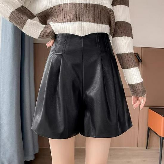 2024 Осень/Зима Женские Шорты А-силуэта с высокой талией из белой ПУ кожи - Универсальные Свободные Стройнящие Широкие брючины Повседневный стиль с акцентом на ягодицы S чёрный
