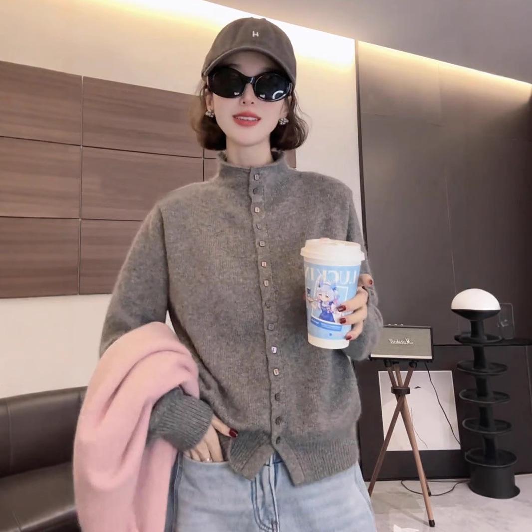 Women s High-End Gray Half-High Neck Cardigan: Spring/Fall 2025 Loose Knit Top One size
Women s High-End Gray Half-High Neck Cardigan: Spring/Fall 2025 Loose Knit Top One size