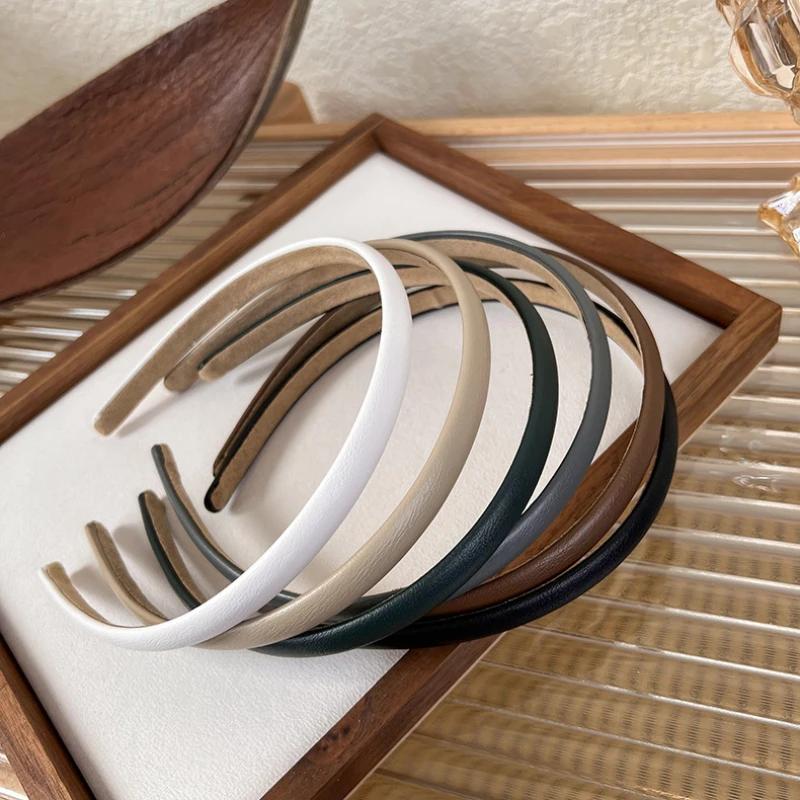 Retro Thin Leather Headband for Woman Girls Elegant Simple Hair Hoop Hair Band Autumn Winter Fashion All-match Hair Accessories
Retro Thin Leather Headband for Woman Girls Elegant Simple Hair Hoop Hair Band Autumn Winter Fashion All-match Hair Accessories
