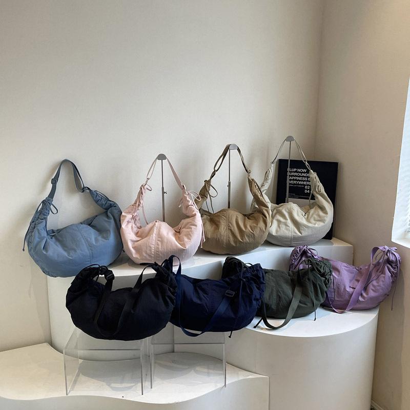 Design pleated crescent moon bag women s new simple casual shoulder bag going out trendy with large capacity messenger dumpling bag One Size
Design pleated crescent moon bag women s new simple casual shoulder bag going out trendy with large capacity messenger dumpling bag One Size