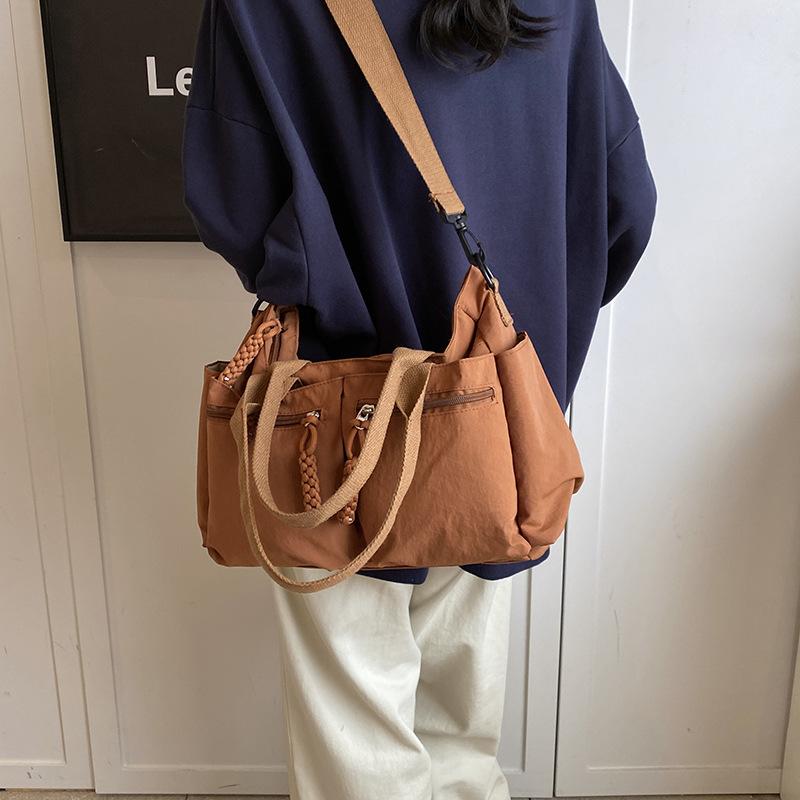 Casual large-capacity tote bag women s 2025 autumn and winter new fashion nylon cloth tote bag shoulder bag
Casual large-capacity tote bag women s 2025 autumn and winter new fashion nylon cloth tote bag shoulder bag