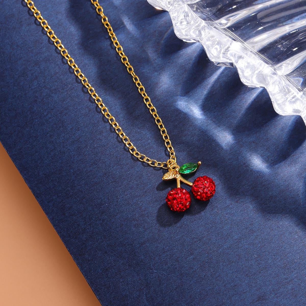 Модне жіноче намисто з червоними діамантами з вишневим кулоном і фруктами золотий
Модне жіноче намисто з червоними діамантами з вишневим кулоном і фруктами золотий