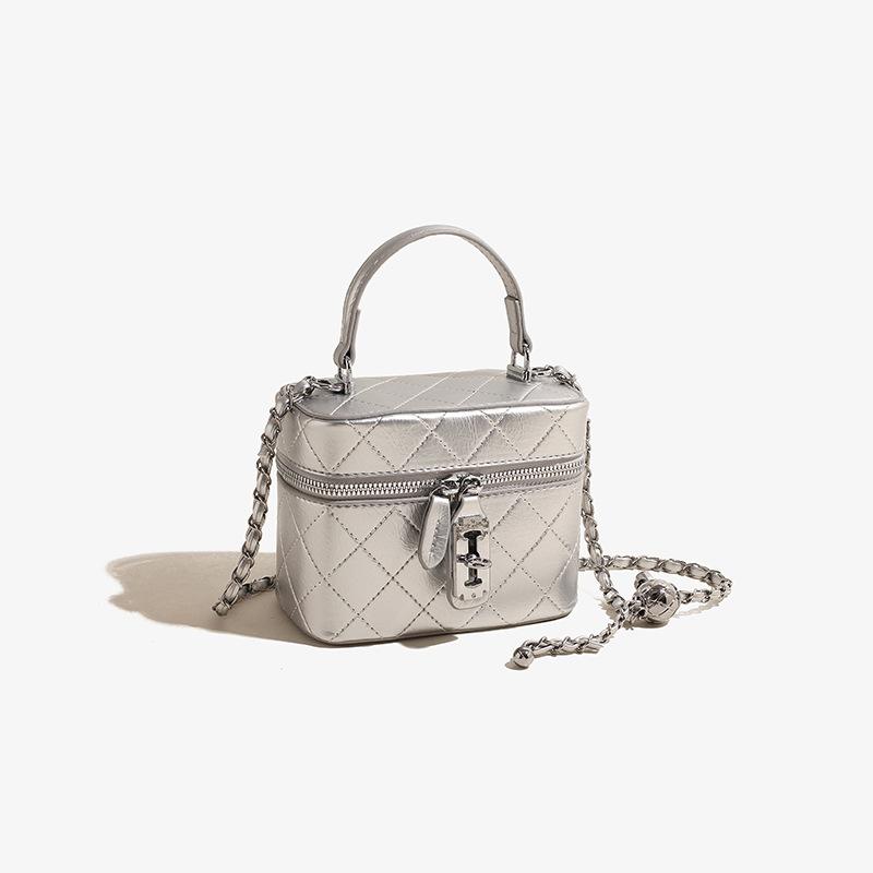 Xiaoxiangfeng портативная маленькая сумка женская 2025 новая ромбовидная сумка-цепочка высокого класса на одно плечо, сумка-мессенджер, маленькая квадратная сумка 15*8*11 серебряный
Xiaoxiangfeng портативная маленькая сумка женская 2025 новая ромбовидная сумка-цепочка высокого класса на одно плечо, сумка-мессенджер, маленькая квадратная сумка 15*8*11 серебряный