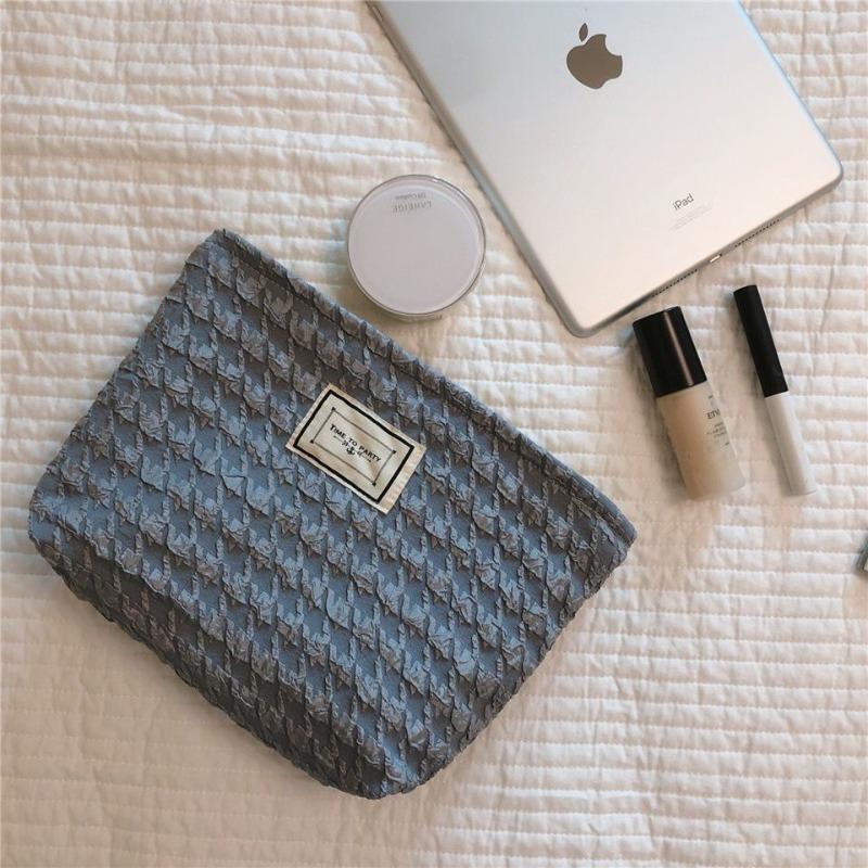 Solid color cosmetic bag storage bag black and white temperament simple clutch bag student large capacity niche design sense
Solid color cosmetic bag storage bag black and white temperament simple clutch bag student large capacity niche design sense