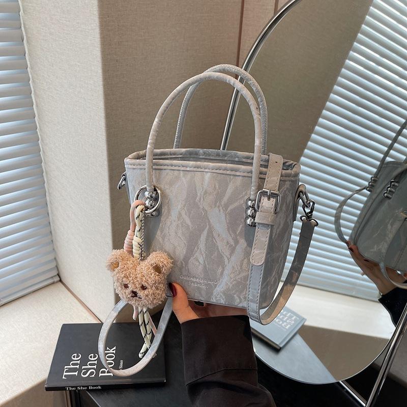 Fashion hand bucket bag women s new commuter shoulder bag simple casual niche messenger bag серебряный
Fashion hand bucket bag women s new commuter shoulder bag simple casual niche messenger bag серебряный