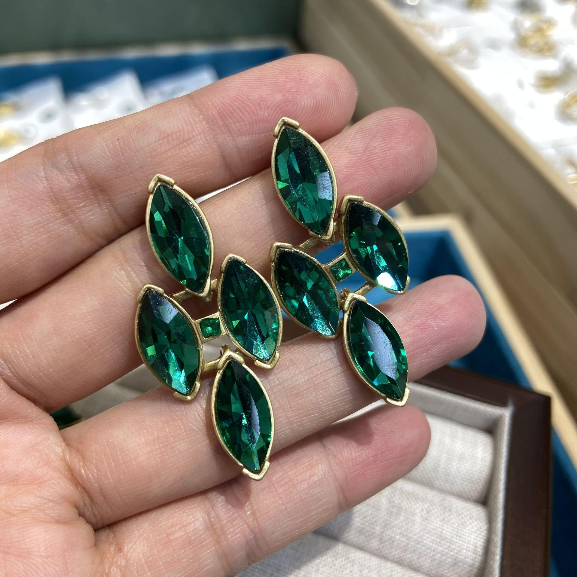 Premium Design Medieval Jewelry Retro Old Gold Diamond Cut Green Horse Eye Diamond Necklace Necklace Jewelry
Premium Design Medieval Jewelry Retro Old Gold Diamond Cut Green Horse Eye Diamond Necklace Necklace Jewelry