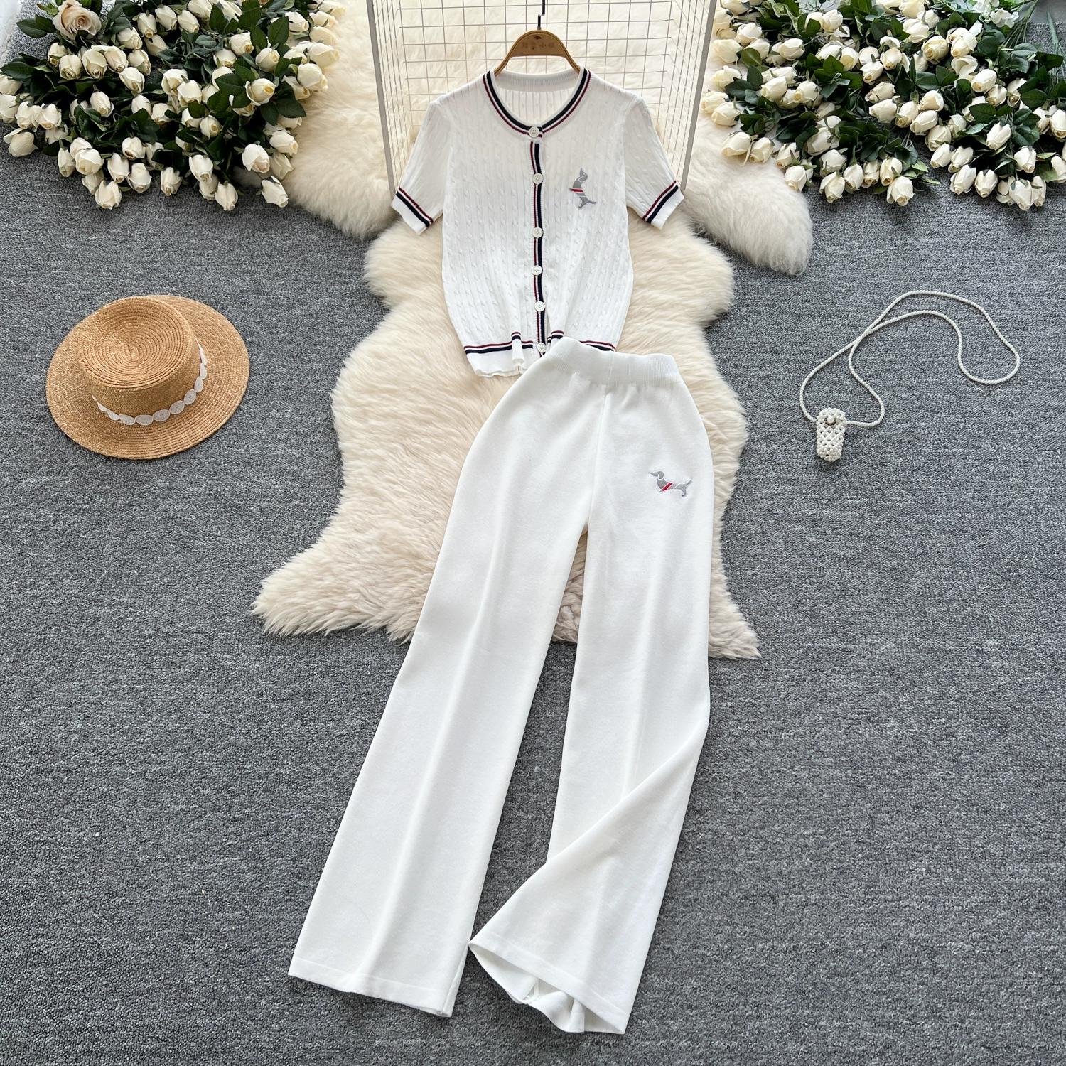 Літній жіночий дизайнерський в’язаний светр із собакою, вишивкою, спортивний костюм, футболка з короткими рукавами та широкі штани, комплект із двох частин One Size білий
Літній жіночий дизайнерський в’язаний светр із собакою, вишивкою, спортивний костюм, футболка з короткими рукавами та широкі штани, комплект із двох частин One Size білий