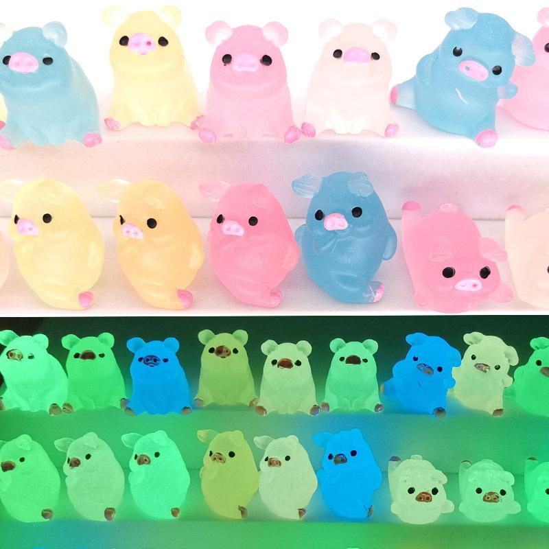 10 шт./1 шт. мультяшная милая светящаяся 3D кукла-поросенок Diy аксессуары из смолы украшения для автомобиля
10 шт./1 шт. мультяшная милая светящаяся 3D кукла-поросенок Diy аксессуары из смолы украшения для автомобиля