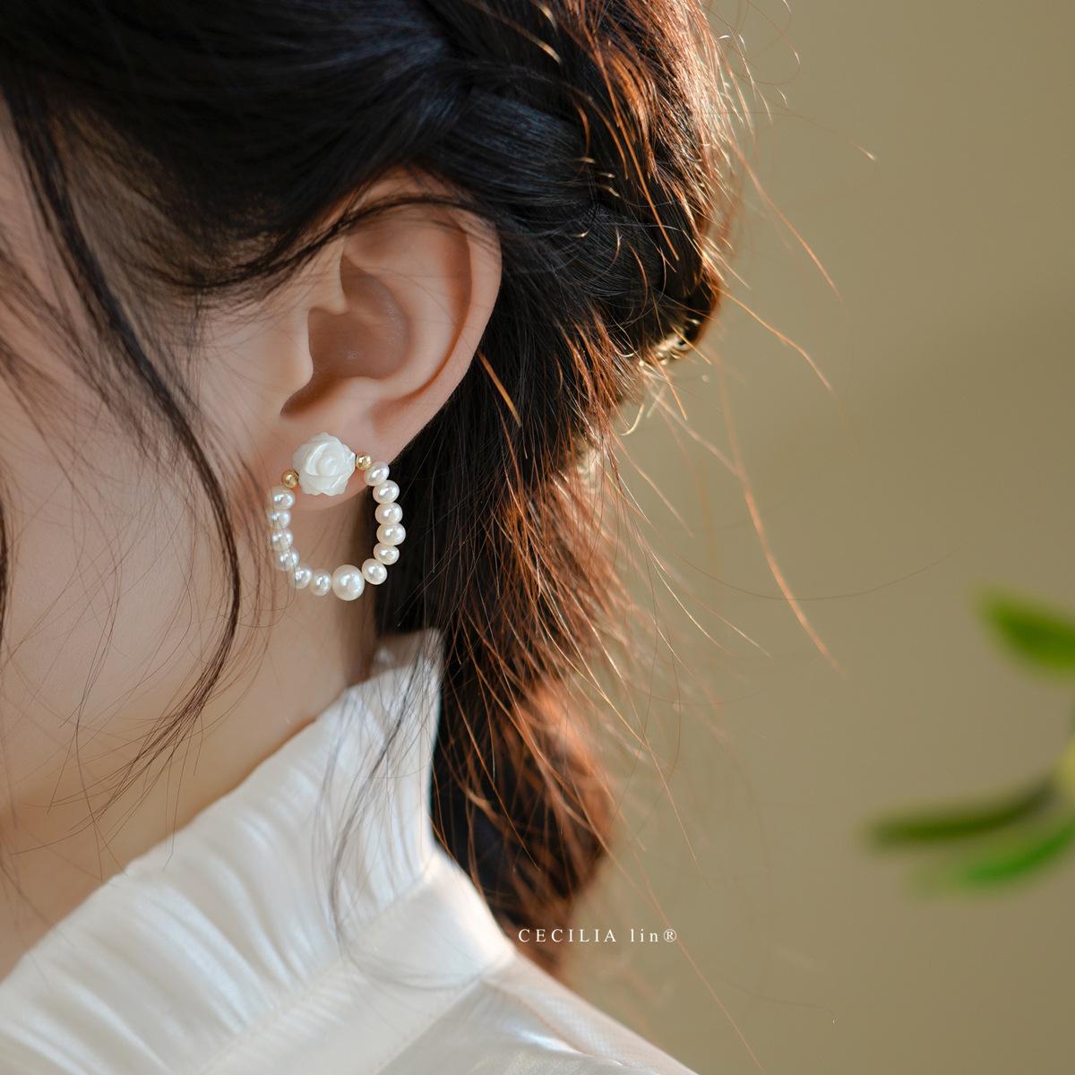 Natural freshwater small pearl earrings for women, French romantic style, shell-carved white rose flower elastic stretch earrings Non-pierced transparent e
Natural freshwater small pearl earrings for women, French romantic style, shell-carved white rose flower elastic stretch earrings Non-pierced transparent e