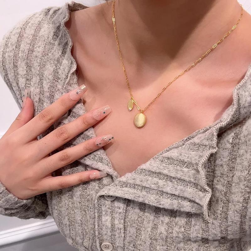 Classic exquisite brushed necklace retro leaf inlay diamond oval high-quality design light luxury fashion pendant jewelry gifts 45cm золотой
Classic exquisite brushed necklace retro leaf inlay diamond oval high-quality design light luxury fashion pendant jewelry gifts 45cm золотой