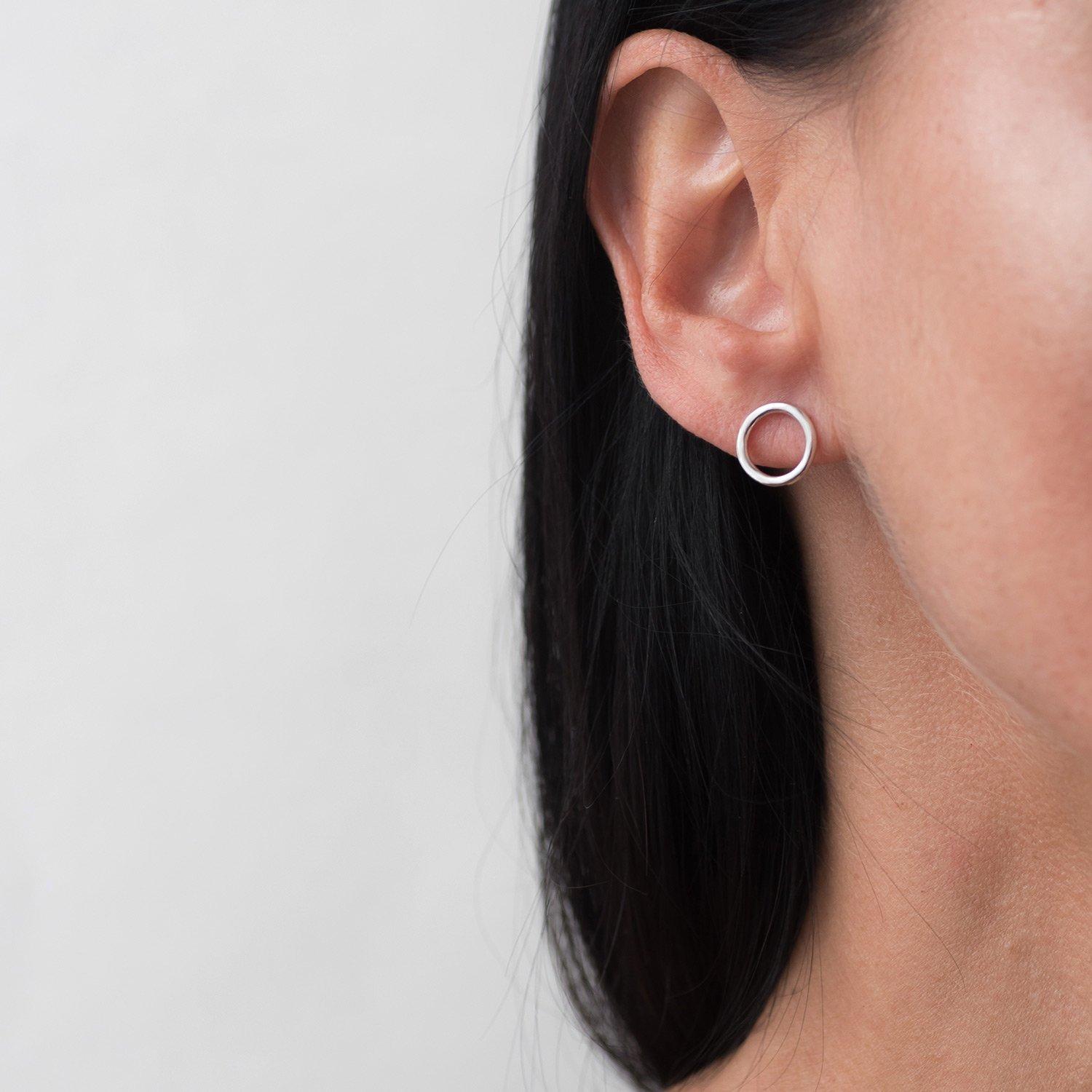 Срібні сережки-Пусети Маленький круговорот 1.1 см Oniks d 1.1 cm срібний
Срібні сережки-Пусети Маленький круговорот 1.1 см Oniks d 1.1 cm срібний