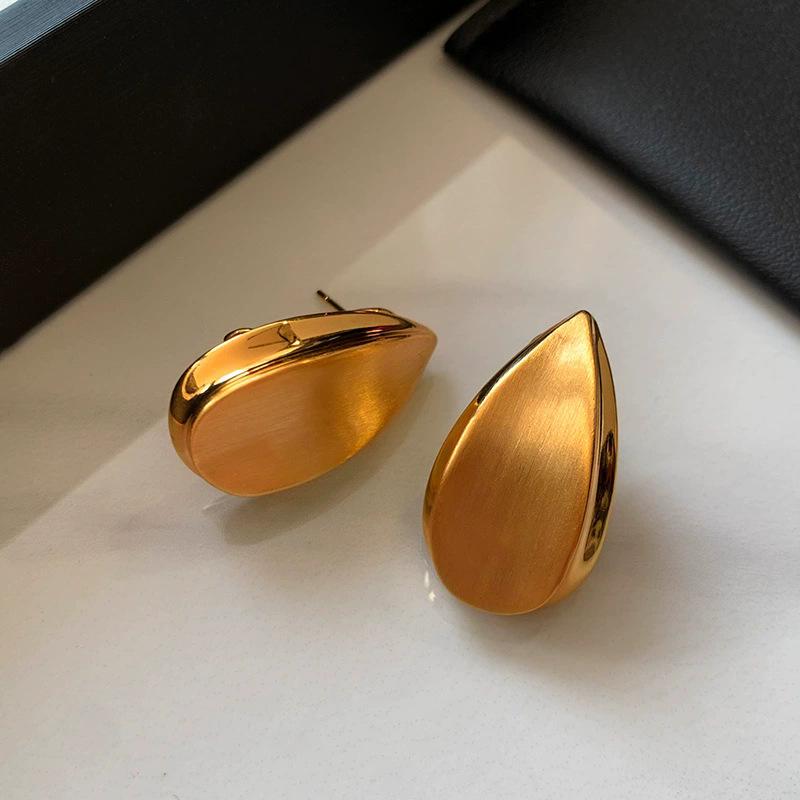 Sterling silver European and American retro brushed gold and silver water drop fine throwing metal stud earrings, premium light luxury earrings
Sterling silver European and American retro brushed gold and silver water drop fine throwing metal stud earrings, premium light luxury earrings