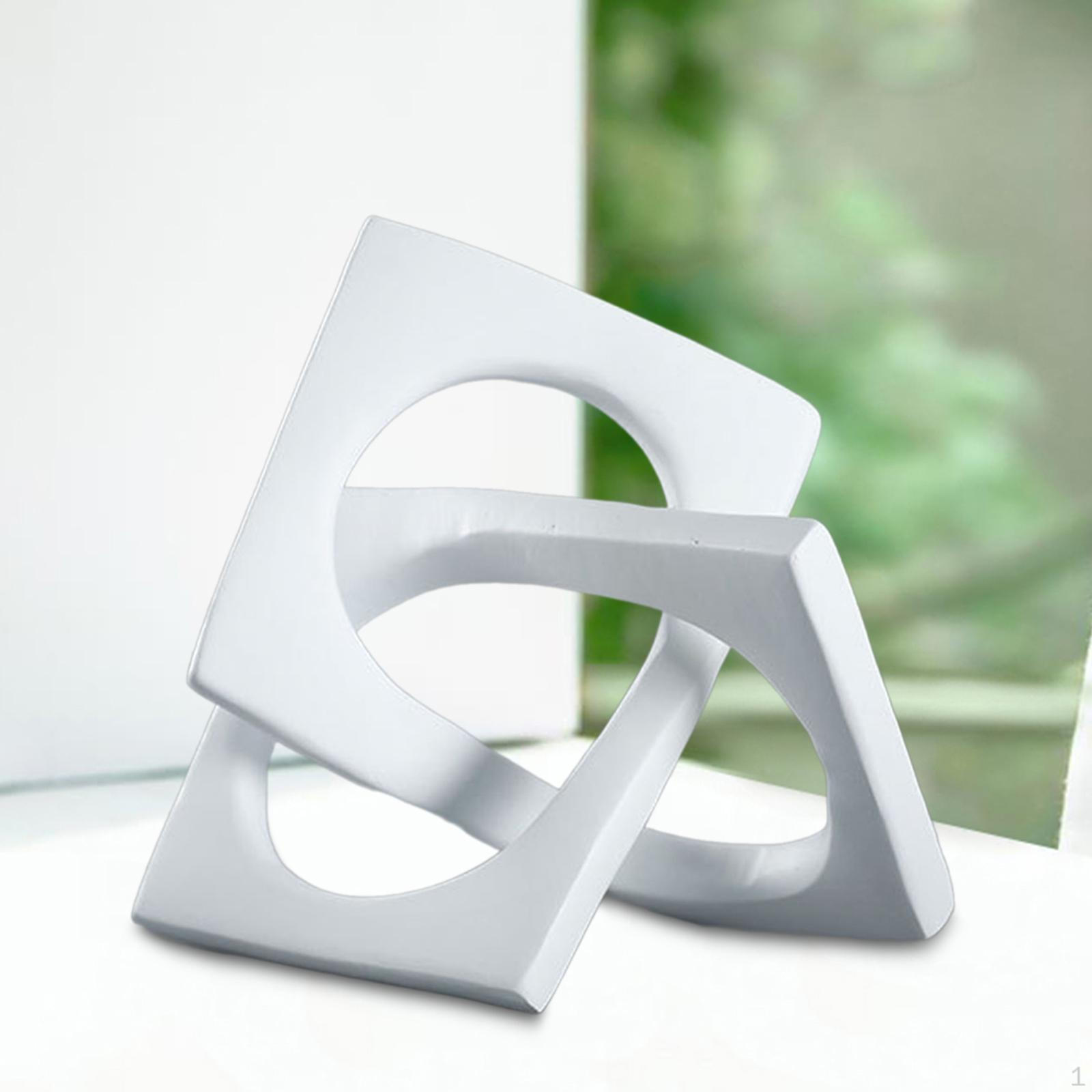 Современная абстрактная скульптура в стиле минимализма в центре интерьера White Small
Современная абстрактная скульптура в стиле минимализма в центре интерьера White Small