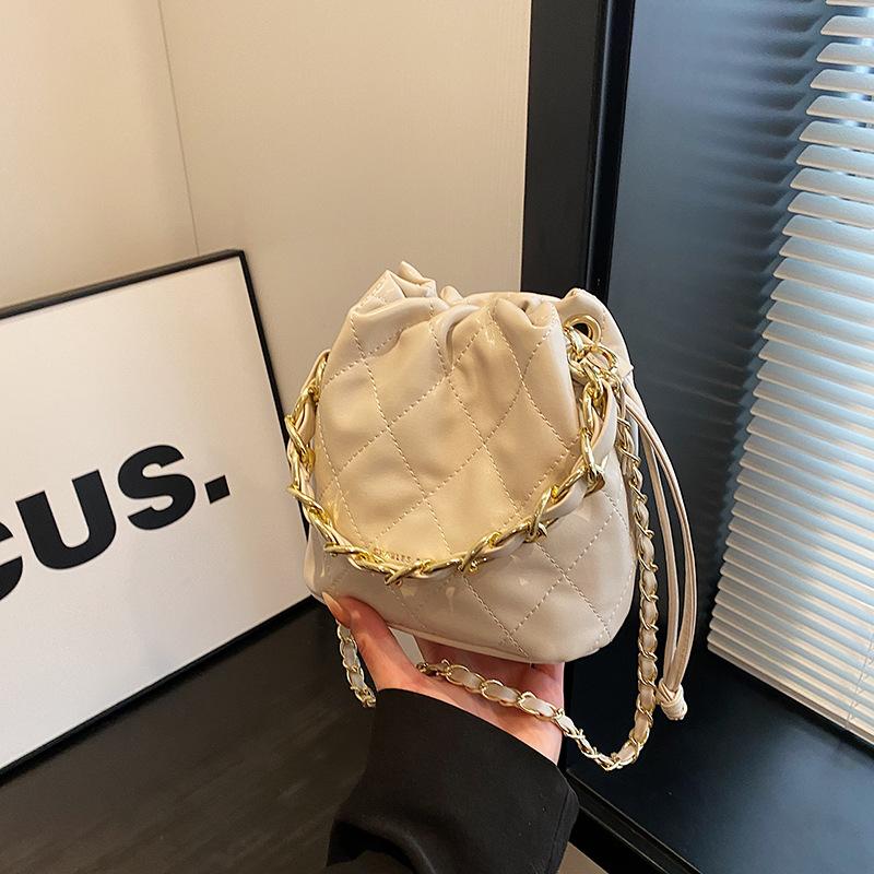 Французская мода сумка Xiaoxiangfeng женская 2025 осень и зима новая ромбовидная цепочка сумка-ведро премиальная текстура сумка-мессенджер белый
Французская мода сумка Xiaoxiangfeng женская 2025 осень и зима новая ромбовидная цепочка сумка-ведро премиальная текстура сумка-мессенджер белый