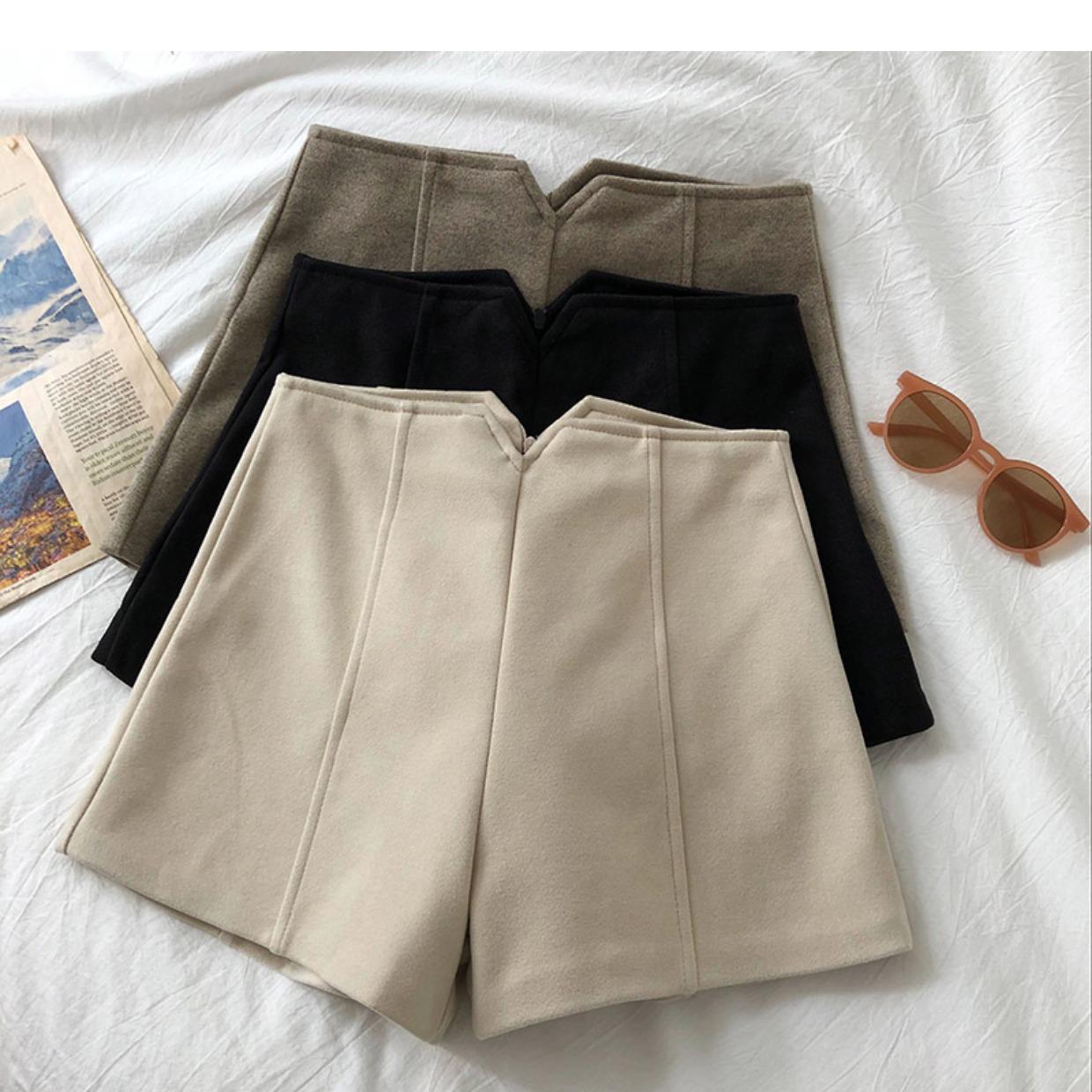 Women s High-Waisted Wool Shorts - Minimalist, Slimming, Casual Wide-Leg Pants for Autumn/Winter. Perfect with a Sweatshirt. 3XL чёрный
Women s High-Waisted Wool Shorts - Minimalist, Slimming, Casual Wide-Leg Pants for Autumn/Winter. Perfect with a Sweatshirt. 3XL чёрный