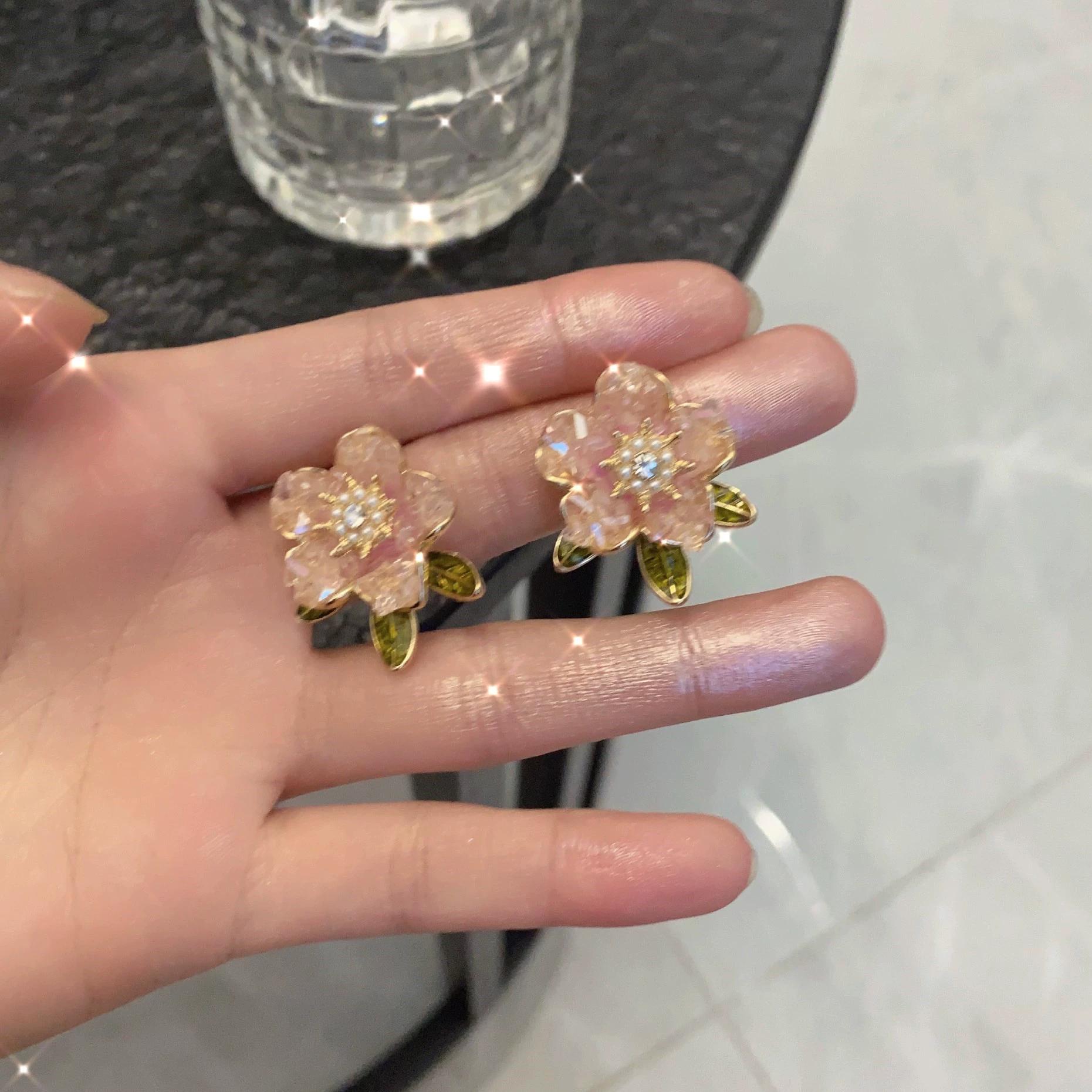 Французские винтажные серьги-гвоздики с кристаллами и цветком, женские серьги-гвоздики, новинка 2024 года, взрывной нишевый дизайн, легкие роскошные уникальные серьги 
Французские винтажные серьги-гвоздики с кристаллами и цветком, женские серьги-гвоздики, новинка 2024 года, взрывной нишевый дизайн, легкие роскошные уникальные серьги