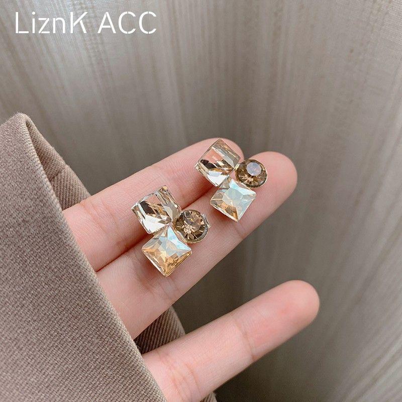 Геометрические серьги-пусеты из кристаллов для женщин Осень и Зима Доступная роскошь Фантазийные серьги Майяр Новинка Нишевый стиль Уникальные серьги Default
Геометрические серьги-пусеты из кристаллов для женщин Осень и Зима Доступная роскошь Фантазийные серьги Майяр Новинка Нишевый стиль Уникальные серьги Default