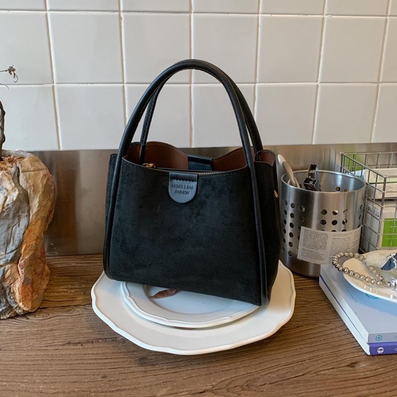 High-end niche bag women s new autumn and winter retro messenger bag casual leopard print portable bucket bag
High-end niche bag women s new autumn and winter retro messenger bag casual leopard print portable bucket bag