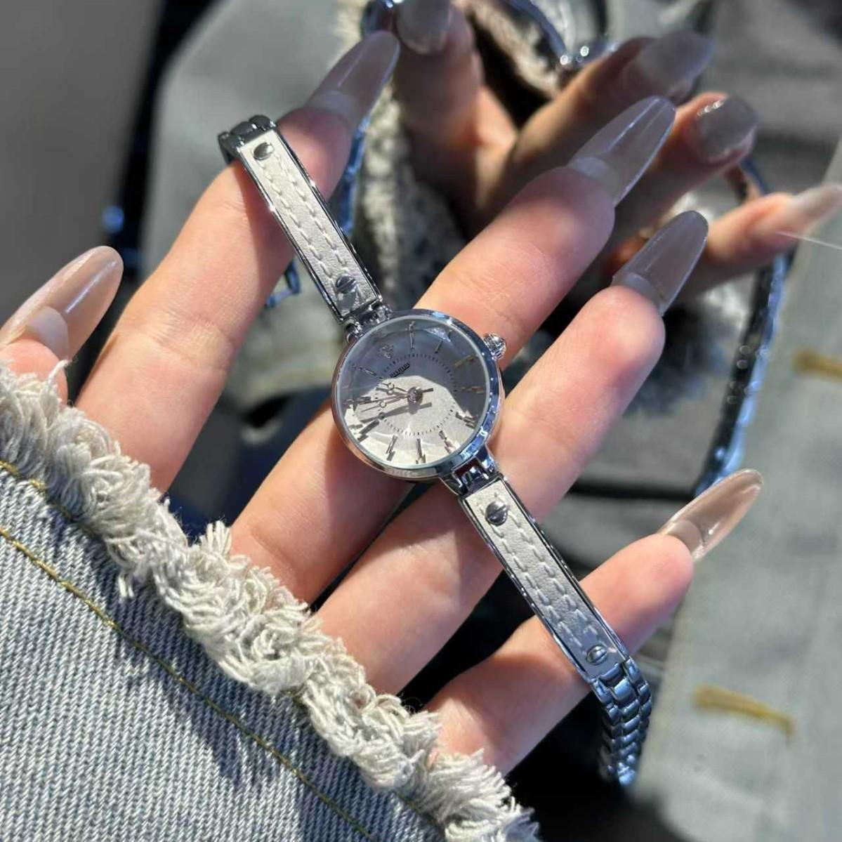 Женские наручные часы-браслет Изысканные и маленькие женские часы люкс-класса, нишевые, кварцевые
Женские наручные часы-браслет Изысканные и маленькие женские часы люкс-класса, нишевые, кварцевые