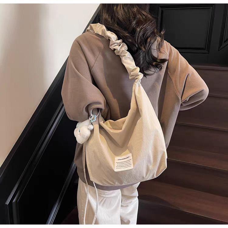 Large-capacity Cross-body Bag Women s Fashionable Shoulder Tote Pleated Student Commuting 42x15x29 single package off білий колір
Large-capacity Cross-body Bag Women s Fashionable Shoulder Tote Pleated Student Commuting 42x15x29 single package off білий колір