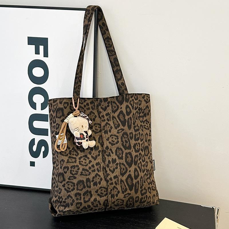 Корейская ретро сумка-тоут большой вместимости с леопардовым принтом, женская, новая модель ранней осени 2025 года, модная матовая сумка через плечо/подмышку no pendant хаки
Корейская ретро сумка-тоут большой вместимости с леопардовым принтом, женская, новая модель ранней осени 2025 года, модная матовая сумка через плечо/подмышку no pendant хаки