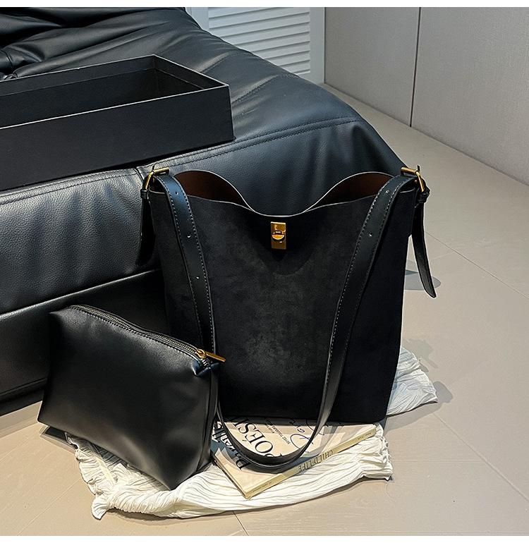 Замшевая ретро большая сумка женская 2025 новая корейская версия большая сумка-тоут модная сумка через плечо для мамы и ребенка чёрный
Замшевая ретро большая сумка женская 2025 новая корейская версия большая сумка-тоут модная сумка через плечо для мамы и ребенка чёрный