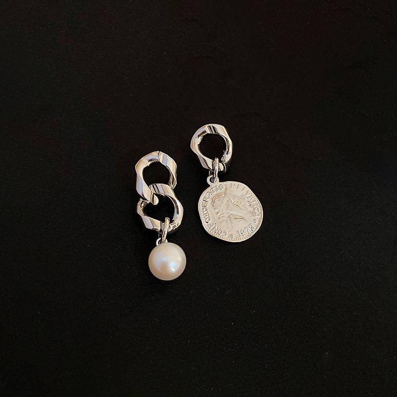 Silver Needle Asymmetric Chain Pearl Earrings - Hip-Hop Cold Style, Advanced European & American Design for Women
Silver Needle Asymmetric Chain Pearl Earrings - Hip-Hop Cold Style, Advanced European & American Design for Women