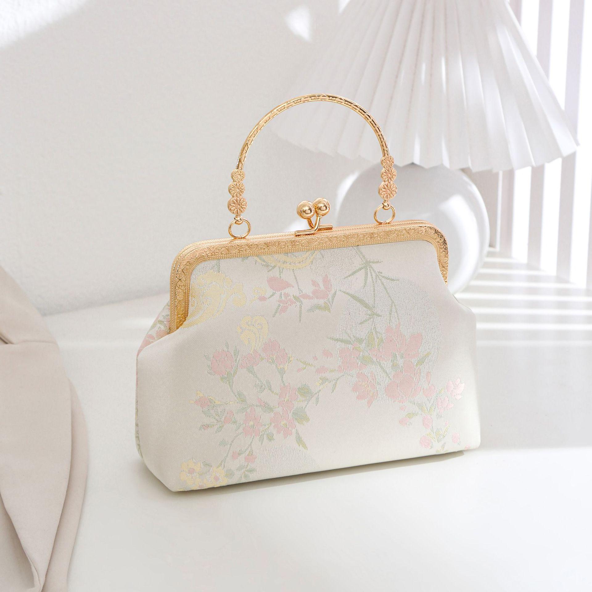 Silk Embroidery Hanfu Crossbody Bag - Floral Pattern Dumpling Clutch
Silk Embroidery Hanfu Crossbody Bag - Floral Pattern Dumpling Clutch