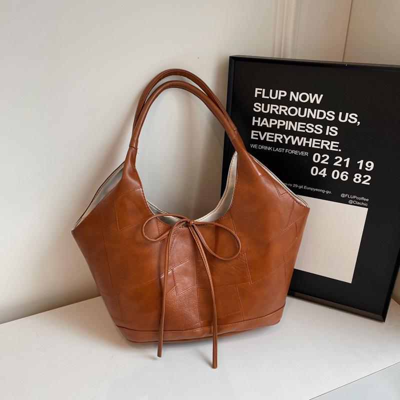 Premium casual commuter bag 2025 new autumn and winter tote bag women s fashion large-capacity retro versatile shoulder bag коричневый
Premium casual commuter bag 2025 new autumn and winter tote bag women s fashion large-capacity retro versatile shoulder bag коричневый