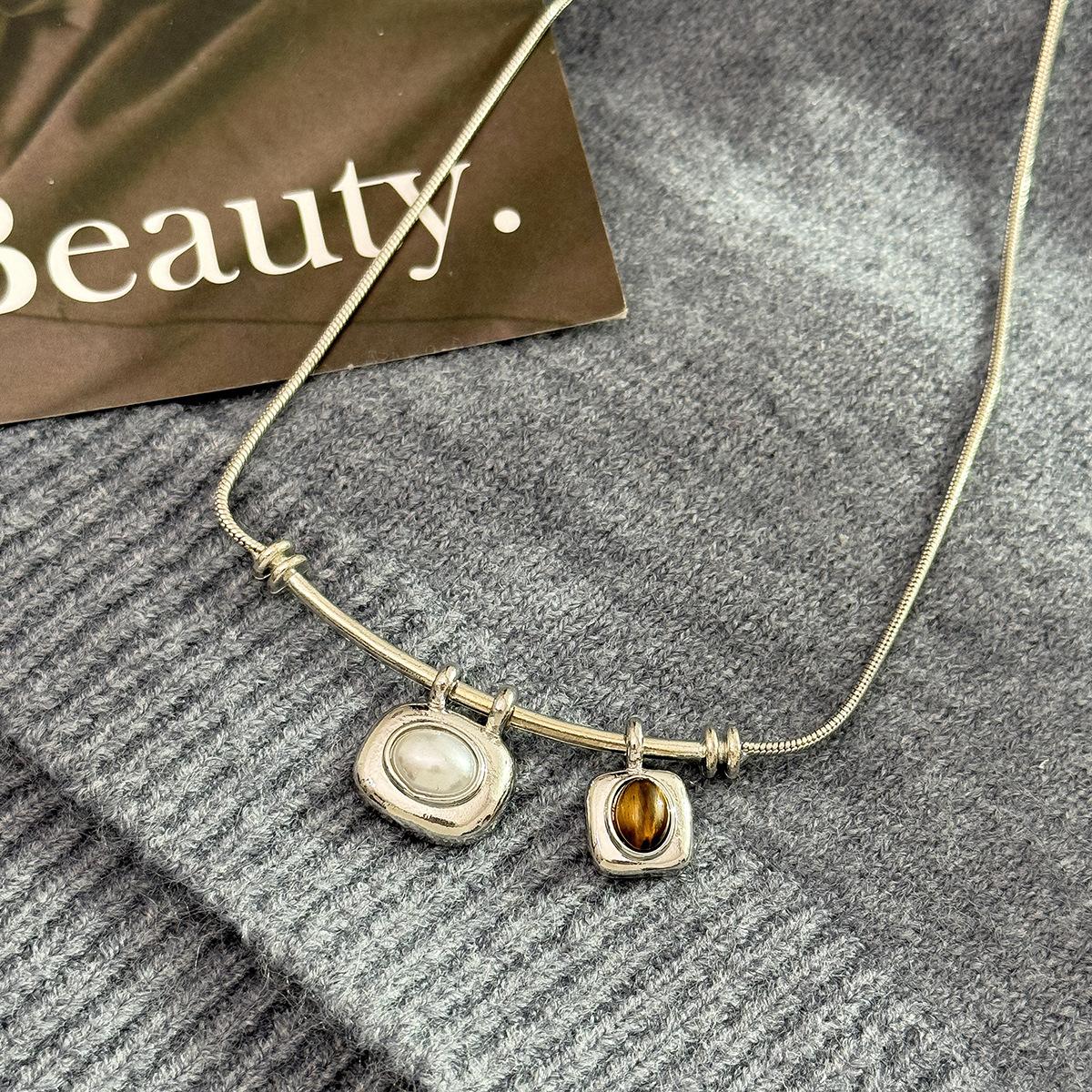 Retro Personality Stainless Steel Imitation Pearl Amber Two-color Asymmetry Square Pendant Necklace for Women Designer Jewelry
Retro Personality Stainless Steel Imitation Pearl Amber Two-color Asymmetry Square Pendant Necklace for Women Designer Jewelry