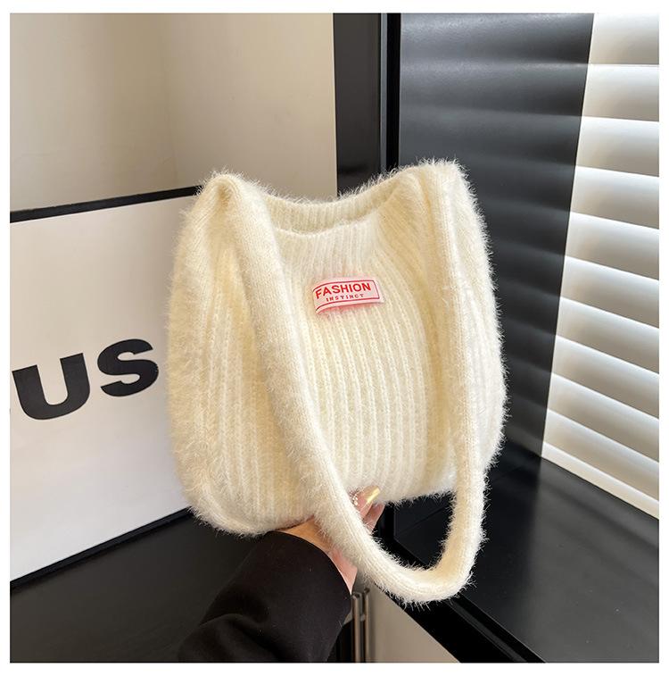 2025 Handbag Women s Spring and Summer Versatile Solid Color Knitted Handbag Daily Fluffy Wrist Shoulder Bag білий
2025 Handbag Women s Spring and Summer Versatile Solid Color Knitted Handbag Daily Fluffy Wrist Shoulder Bag білий