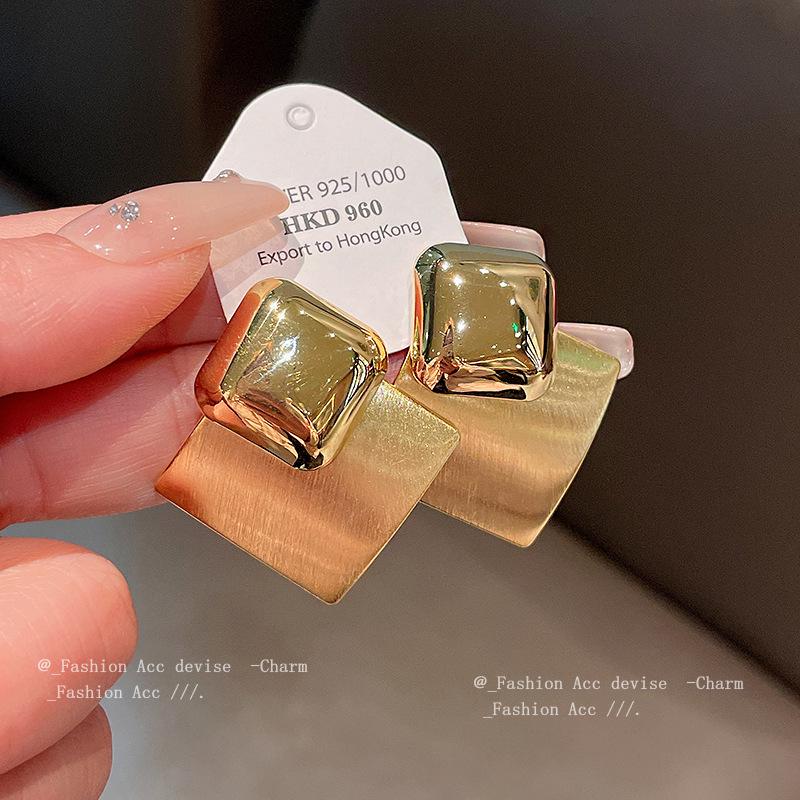 Gold Plated Brushed Rhombus Earrings: Elegant European & American Niche Studs for High-End Fashion
Gold Plated Brushed Rhombus Earrings: Elegant European & American Niche Studs for High-End Fashion