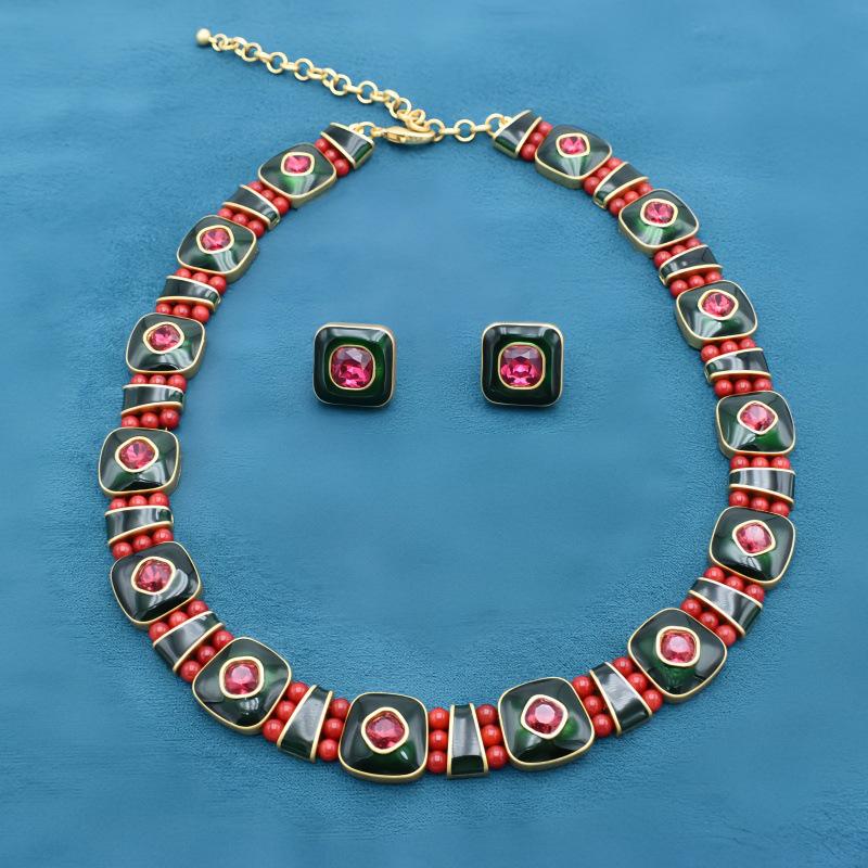 Винтажный набор из ожерелья и серег с зеленый эмалью с золотым покрытием для женщин Stud Earrings
Винтажный набор из ожерелья и серег с зеленый эмалью с золотым покрытием для женщин Stud Earrings