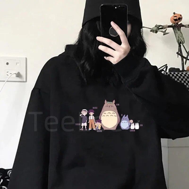 Kpop V толстовки WoUnisex аниме Тоторо толстовка милый мультфильм графический топы толстовка женский Harajuku корейский стиль женская одежда
Kpop V толстовки WoUnisex аниме Тоторо толстовка милый мультфильм графический топы толстовка женский Harajuku корейский стиль женская одежда