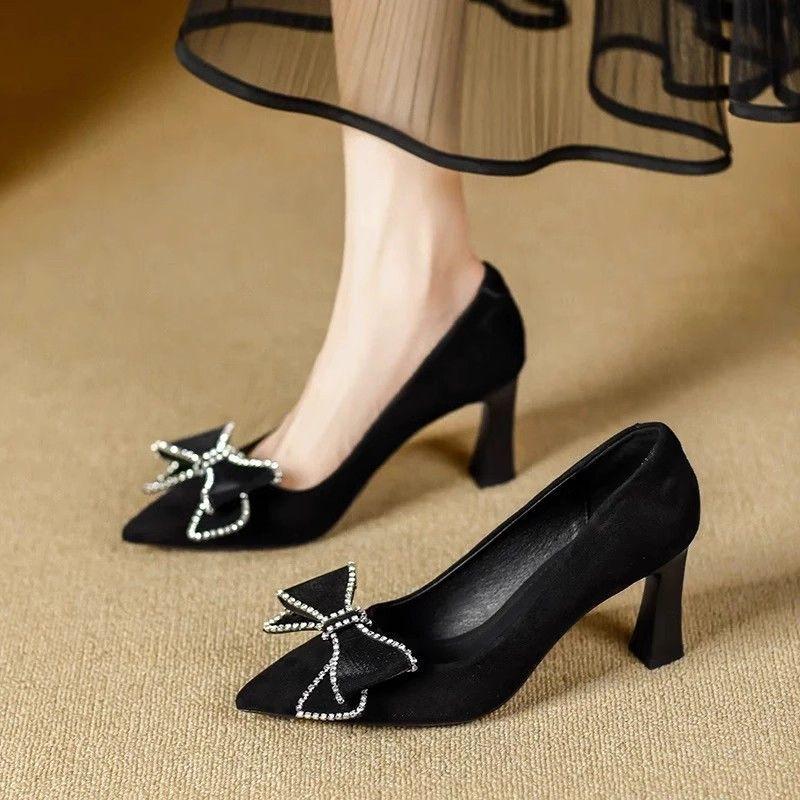 Coarse heel high heels women s 2025 new bow rhinestone shallow mouth pointed black suede professional work shoes single shoes 34
Coarse heel high heels women s 2025 new bow rhinestone shallow mouth pointed black suede professional work shoes single shoes 34