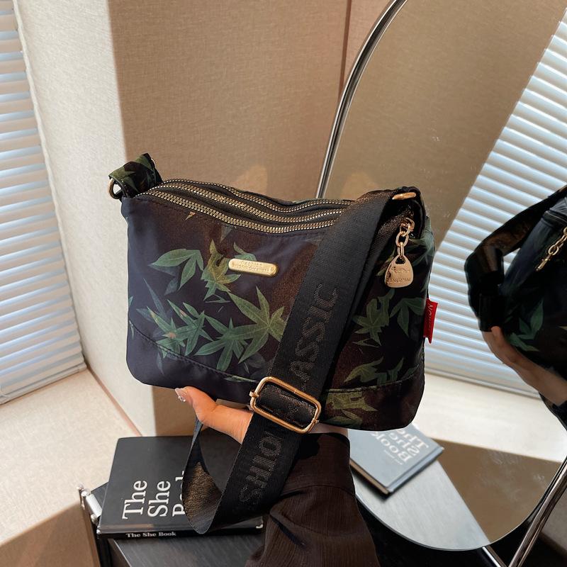 Lightweight waterproof nylon small bag women s new large-capacity bag trendy fashion versatile shoulder messenger bag
Lightweight waterproof nylon small bag women s new large-capacity bag trendy fashion versatile shoulder messenger bag