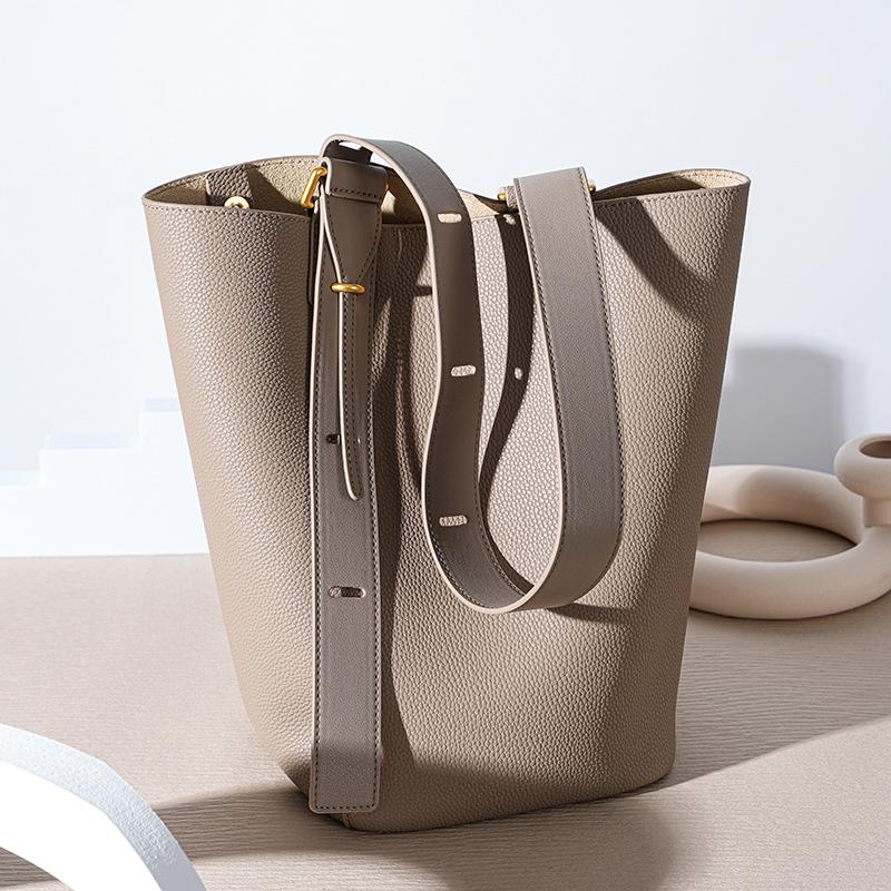 Нишевый дизайн, женская плечевая сумка из кожи высокого класса, легкая роскошная повседневная сумка-мессенджер из коровьей кожи большой вместимости в форме ведра
Нишевый дизайн, женская плечевая сумка из кожи высокого класса, легкая роскошная повседневная сумка-мессенджер из коровьей кожи большой вместимости в форме ведра