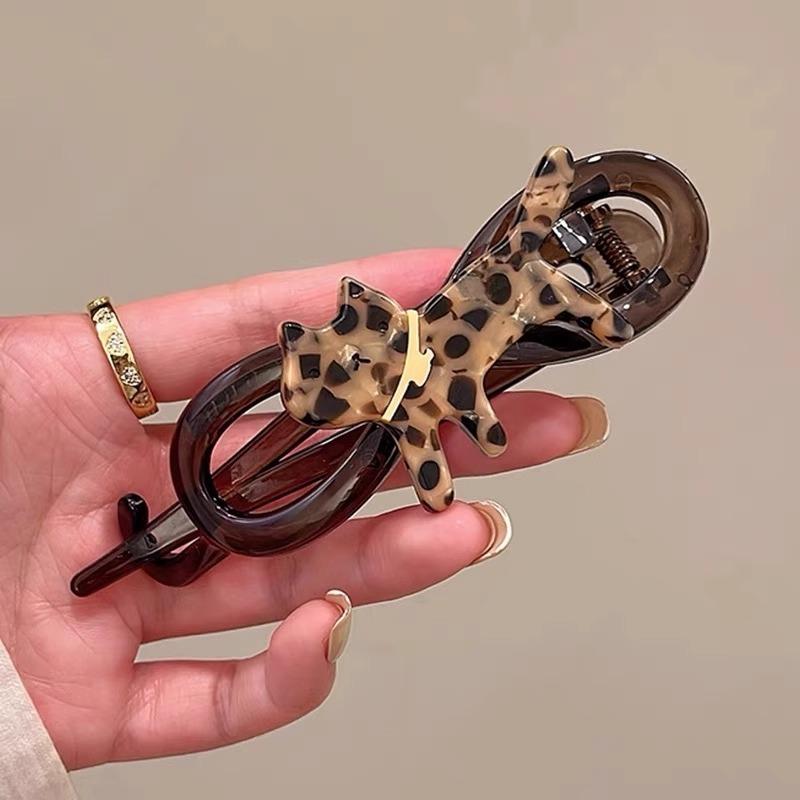 Hair Clip with Leopard Pattern Cat Design Large Twist Claw Clip Durable Plastic Hairpin for Daily Use and Styling Accessories One Size
Hair Clip with Leopard Pattern Cat Design Large Twist Claw Clip Durable Plastic Hairpin for Daily Use and Styling Accessories One Size