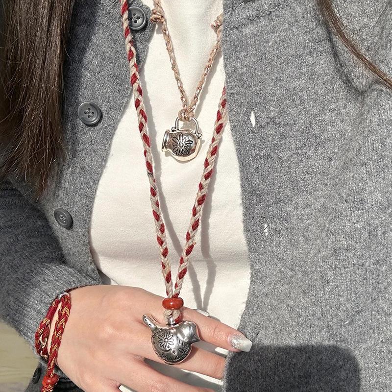 Natural stone beaded bird jar pendant necklace niche ethnic style collarbone chain temperament versatile high-end jewelry
Natural stone beaded bird jar pendant necklace niche ethnic style collarbone chain temperament versatile high-end jewelry