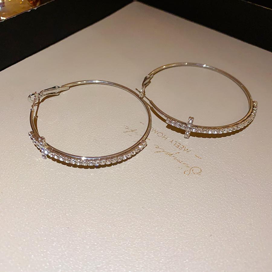 Silver Needle Diamond Cross Round Earrings Light Luxury Premium Earrings Simple Personality Fashion Versatile Earrings
Silver Needle Diamond Cross Round Earrings Light Luxury Premium Earrings Simple Personality Fashion Versatile Earrings
