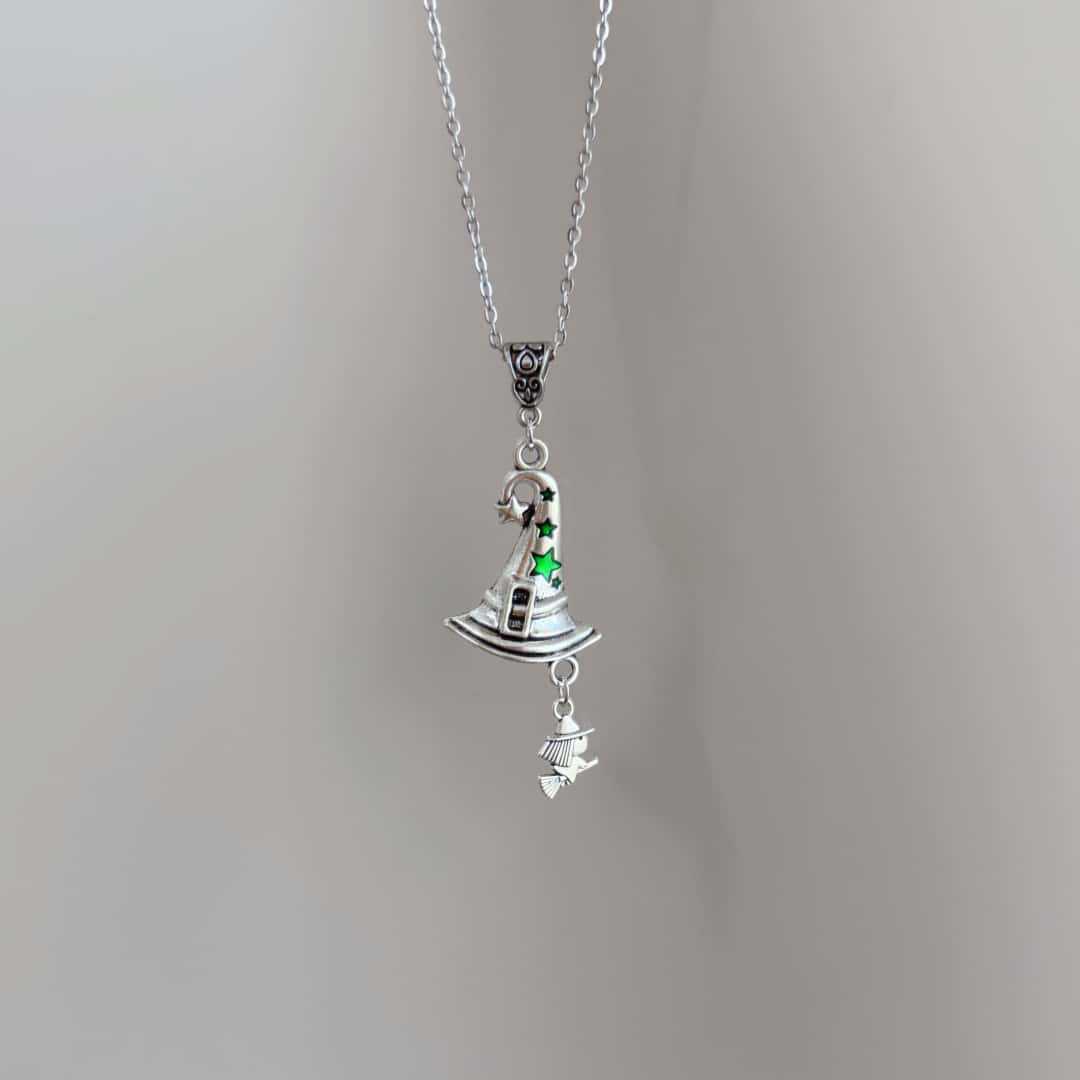 Exquisite Retro Stainless Steel Little Witch Riding A Broom Colorful Star Witch Hat Pendant Necklace for Women Halloween Jewelry зелёный
Exquisite Retro Stainless Steel Little Witch Riding A Broom Colorful Star Witch Hat Pendant Necklace for Women Halloween Jewelry зелёный