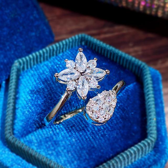 Новые эстетические женские открывающиеся кольца с блестящими кольцами с цветком CZ, свадебные женские аксессуары, ювелирные изделия высокого качества серебряного цвета Resizable
Новые эстетические женские открывающиеся кольца с блестящими кольцами с цветком CZ, свадебные женские аксессуары, ювелирные изделия высокого качества серебряного цвета Resizable