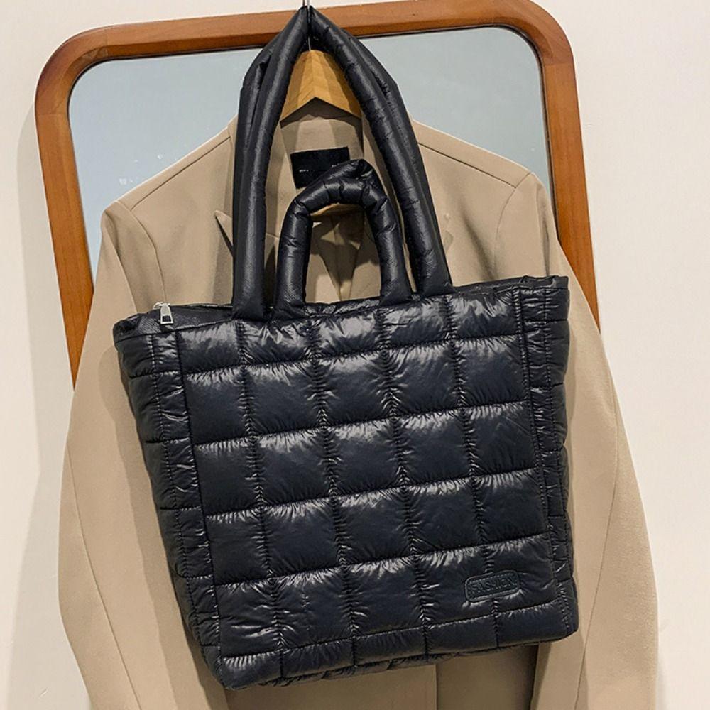 Quilted Down Puffer Tote Bag Large Capacity Space Cotton Handbag Simple Cloud Shoulder Bag Girls чорний
Quilted Down Puffer Tote Bag Large Capacity Space Cotton Handbag Simple Cloud Shoulder Bag Girls чорний