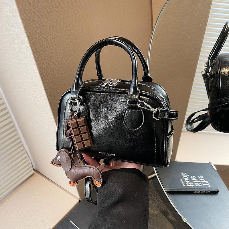 Portable fashion pillow bag women s winter new simple and versatile shoulder bag high-end women s bag чорний
Portable fashion pillow bag women s winter new simple and versatile shoulder bag high-end women s bag чорний