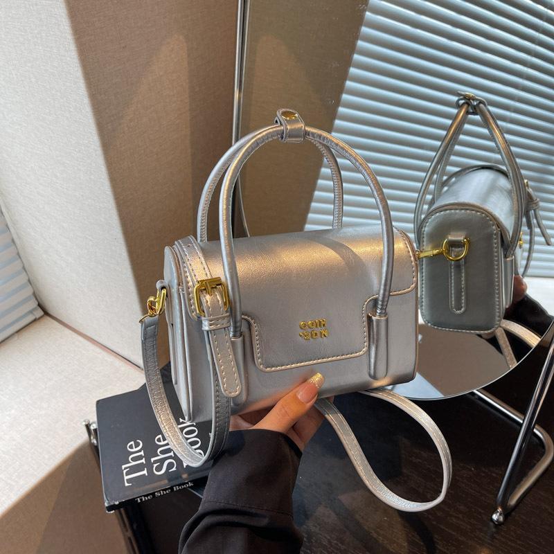 Премиальная ретро маленькая сумка женская новая весенне-летняя универсальная сумка-мессенджер модная портативная маленькая квадратная сумка серебряный
Премиальная ретро маленькая сумка женская новая весенне-летняя универсальная сумка-мессенджер модная портативная маленькая квадратная сумка серебряный