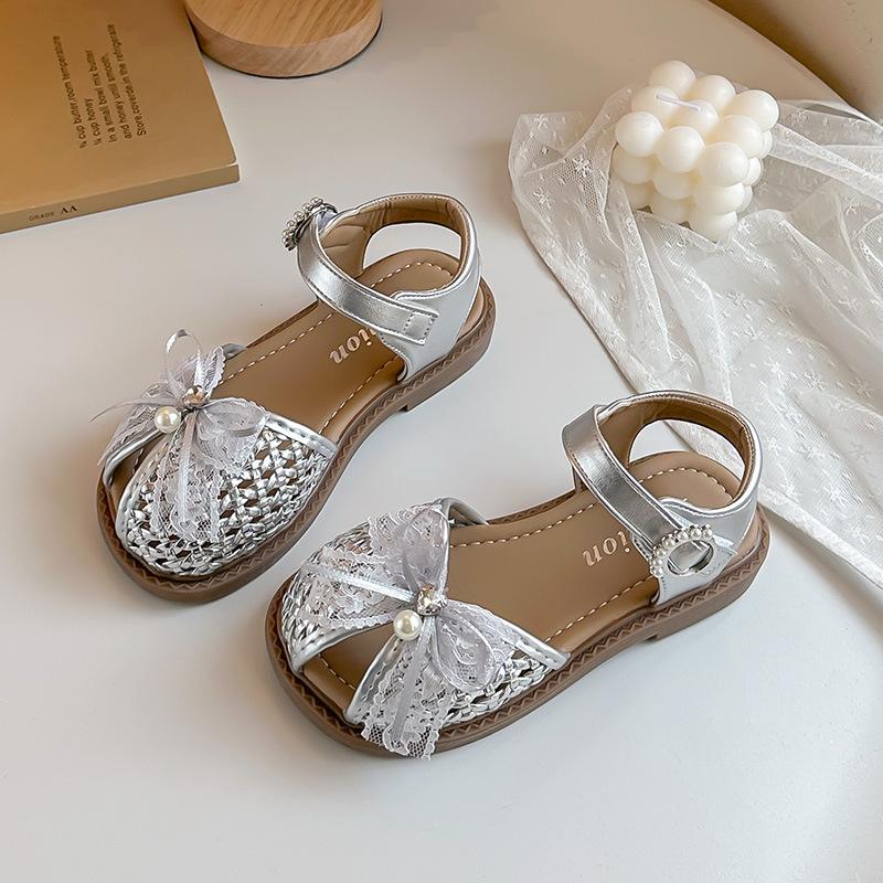 Girls Heart-Shaped Rhinestone Woven Hollow Sandals2026Summer Children s Mesh Lace Bow Princess Sandals 23-25Code one hand3Double срібний
Girls Heart-Shaped Rhinestone Woven Hollow Sandals2026Summer Children s Mesh Lace Bow Princess Sandals 23-25Code one hand3Double срібний