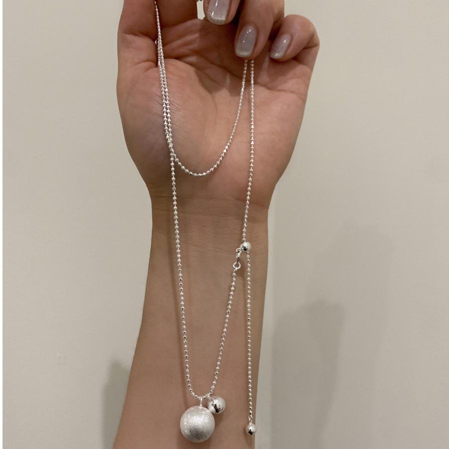 Minimalist wind brushed silver ball can pull necklace long niche design personalized versatile sweater chain neck chain
Minimalist wind brushed silver ball can pull necklace long niche design personalized versatile sweater chain neck chain
