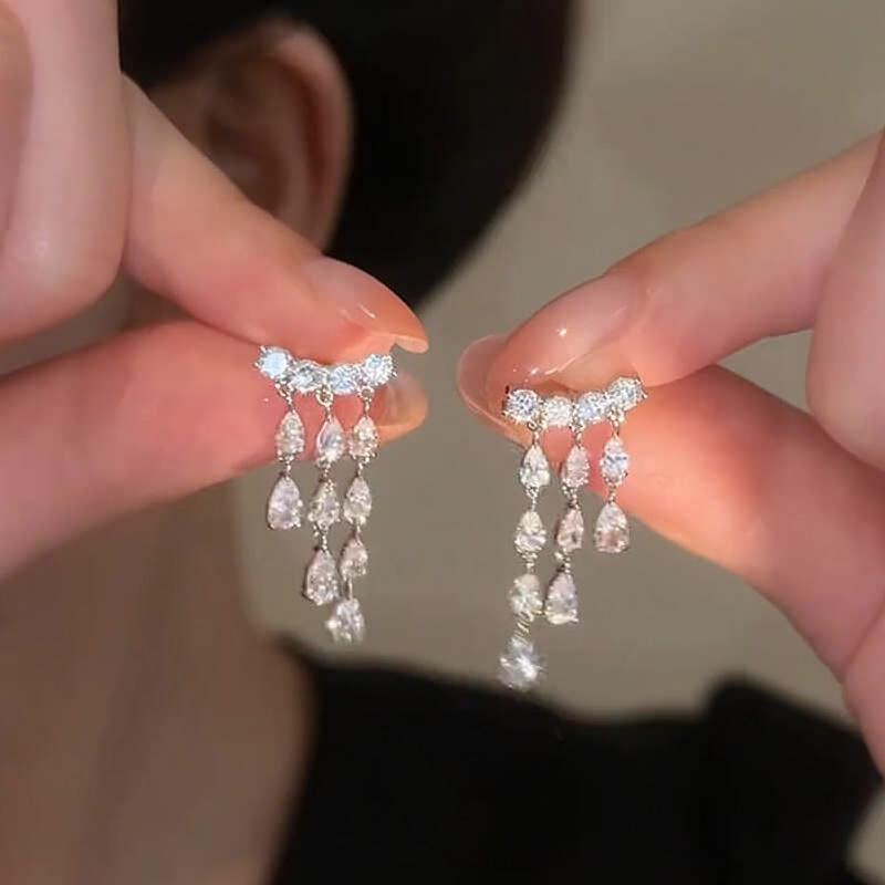 Silver needle zircon water drop fringed stud earrings simple and fashionable exquisite earrings light luxury high-end earrings design sense niche
Silver needle zircon water drop fringed stud earrings simple and fashionable exquisite earrings light luxury high-end earrings design sense niche