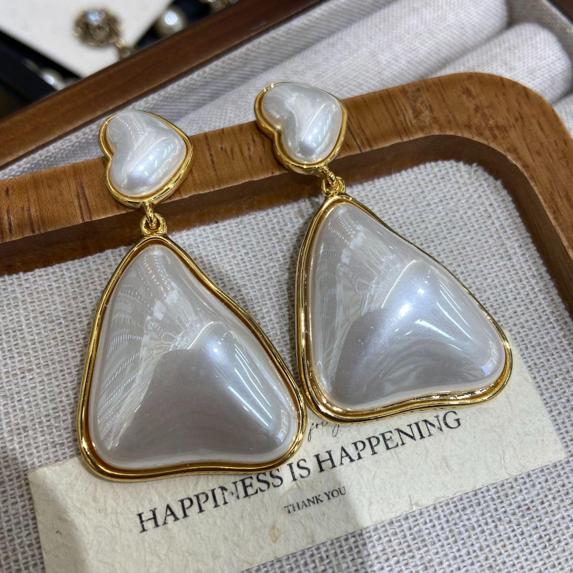 Niche Design Sense Irregular Love Pearl Earrings Temperament Simple Unique Earrings Light Luxury High-End Earrings Women
Niche Design Sense Irregular Love Pearl Earrings Temperament Simple Unique Earrings Light Luxury High-End Earrings Women